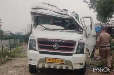 हरिद्वार: ज्वालापुर में रानीपुर झाल के पास पलटा टेंपो ट्रैवलर, कई लोग हुए घायल