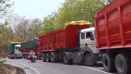 कवर्धा: चिल्फी घाट के नागमोड़ी के पास ट्रेलर और कंटेनर के बीच हुई जबरदस्त टक्कर, चालक को आई गंभीर चोट