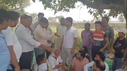 हसनपुर: बुरावली बिजली घर पर किसानों ने किया धरना प्रदर्शन, समाधान न होने पर एसडीओ को घुंघरू पहनाकर नचाने की दी चेतावनी