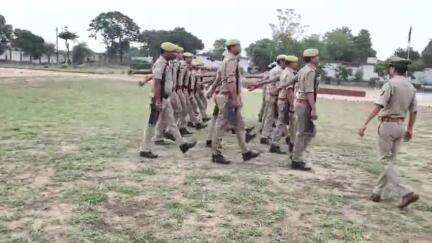 अमरोहा: अमरोहा के एसपी ने पुलिस लाइन का किया निरीक्षण, टोलीवार करवाई ड्रिल और दिए निर्देश