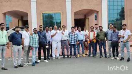 बलरामपुर: पीडब्ल्यूडी के ईई द्वारा पत्रकारों से बदसलूकी के मामले में पत्रकारों ने बलरामपुर कलेक्टर से की मुलाकात, सौंपा ज्ञापन