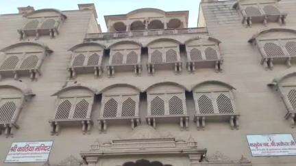 अयोध्या के मंदिरों के गर्भ गृह में लगाए गए एसी और रंग