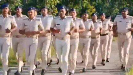 लखीसराय: लखीसराय पुलिस लाइन परिसर में लाइन डे पर पुलिस कर्मियों ने किया परेड का अभ्यास