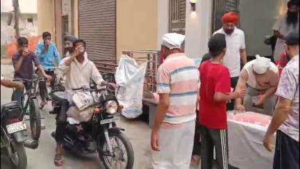 हसनपुर: हसनपुर नगर में स्थित गुरुद्वारे पर शहीद दिवस के उपलक्ष में सरवत वितरण कार्यक्रम का आयोजन किया गया
