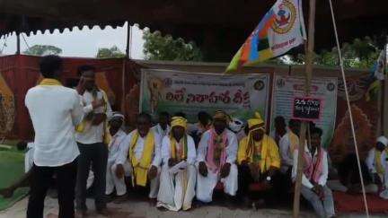 అసిఫాబాద్: ఆసిఫాబాద్ కలెక్టరేట్ ఎదుట రెండో రోజుకు చేరిన ఆదివాసీల నిరాహార దీక్ష