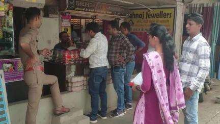 વલસાડ: જિલ્લા આરોગ્ય શાખા દ્વારા બજાર સહિતના અલગ અલગ વિસ્તારોમાં ટોબેકો ફ્રી યુદ્ધ કેમ્પેઇન કરી 3,731 લોકોનું કાઉન્સિલિંગ કરાયુ
