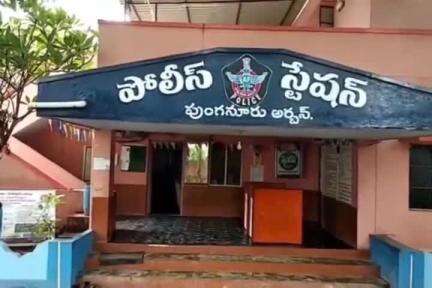 పుంగనూరు: వివాహిత పై దాడి చేసిన వ్యక్తిపై. కేసు నమోదు చేసిన పోలీసులు.