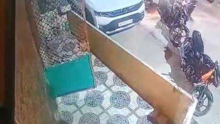मानपुर बुजुर्ग में बदमाशों ने एक व्यक्ति के साथ मारपीट की, हथियार दिखाकर जान से मारने की धमकी दी