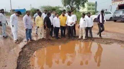 జహీరాబాద్: పట్టణ శివారులో గుంతలమైన రోడ్డును పరిశీలించిన ఎమ్మెల్యే మాణిక్ రావు ,ఆర్ అండ్ బి అధికారులపై ఆగ్రహం