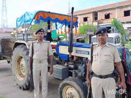बौंसी: बौंसी बाजार में पुलिस ने एक अवैध बालू ट्रैक्टर जब्त किया, मामला दर्ज
