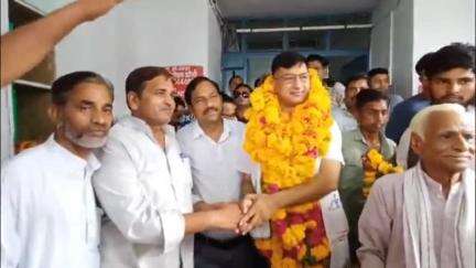 मोठ: चिरगांव थाना परिसर में थाना अध्यक्ष के स्थानांतरण पर विदाई समारोह का आयोजन किया गया