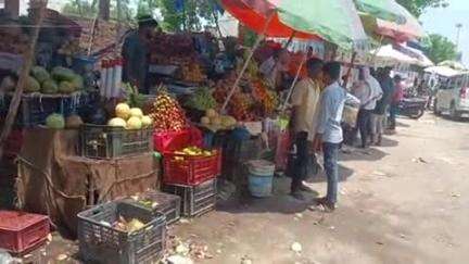 महाराजगंज: बछरावां में मुख्य चौराहे से अस्पताल तक फल व्यवसायियों का अतिक्रमण, बन रहा प्रतिदिन जाम का कारण