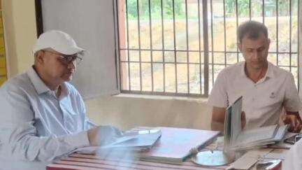 सिसवन: सिसवन प्रखंड शिक्षा पदाधिकारी ने स्कूलों का किया औचक निरीक्षण