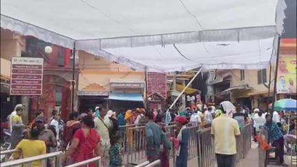 हनुमानगढ़ी मंदिर परिसर में श्रद्धालुओं को चिलचिलाती धूप से राहत देने के लिए लगाए गए टेंट