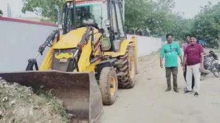 మార్కాపురం: పొదిలి కమిషనర్ నారాయణరెడ్డి చొరవతో పెద్ద చెరువు వద్ద రహదారి పక్కనే ఉన్న చెత్తాచెదారం తొలగింపు