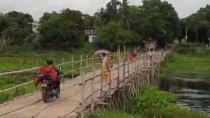 তেহট্ট ১: জলঙ্গী নদীতে জল বাড়লেও যাত্রীদের পারাপারের কোনো অসুবিধা হবেনা,সব রকম ব্যবস্থা রয়েছে, জানালেন তেহট্ট ফেরি ঘাটের মালিক