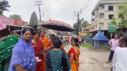 মাটিগাড়া: শিলিগুড়ির মাটিগাড়া পতিরাম এলাকায় রাস্তা সারাইয়ের দাবিতে পথ অবরোধ স্থানীয়দের #jansamasya