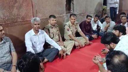 मथुरा: वृंदावन में कॉरिडोर के विरोध को लेकर गोस्वामियों को मनाने पहुंचे कमिश्नर और डीआईजी