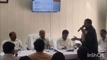 रामसनेही घाट: अपर आयुक्त अयोध्या मंडल ने पूरेडलई ब्लॉक में समीक्षा बैठक की, दिए आवश्यक दिशा निर्देश