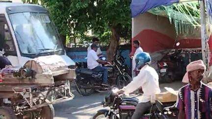 गोड्डा: जिला प्रशासन के आदेश पर नगर थाना के सामने वाहन जांच अभियान चलाया गया