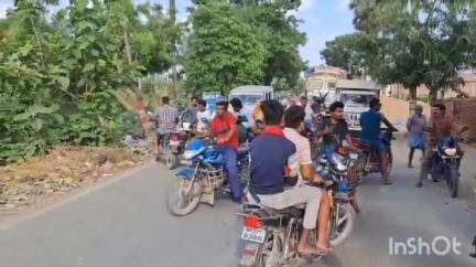 विद्यापति नगर: मलकालीपुर में तेज रफ्तार बाइक की टक्कर से युवक की मौत, मुआवजे की मांग को लेकर सड़क जाम
