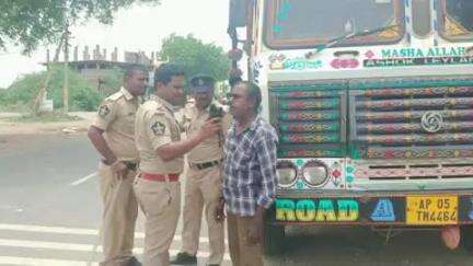 మార్కాపురం: పొదిలిలో డ్రంక్ అండ్ డ్రైవ్ కార్యక్రమాన్ని నిర్వహించిన ఎస్సై వేమన