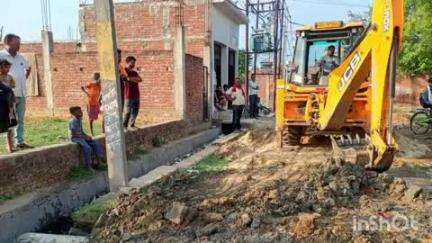 गोला गोकरणनाथ: ग्राम पंचायत गोला देहात में प्रधान ने पंचायत स्तर पर कराया तात्कालिक समाधान, जहांपुर मार्ग की मरम्मत शुरू