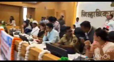 नाशिक: जिल्हाधिकारी कार्यालयाच्या नियोजन भवनात महिला आयोगाची जनसुनावणी, जिल्ह्यातील तक्रारदार महिलांचा सहभाग