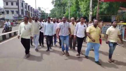 ಜಮಖಂಡಿ: ವಿವಿಧ ಬೇಡಿಕೆಗಳ ಈಡೇರಿಕೆಗೆ ಆಗ್ರಹಿಸಿ ನಗರದಲ್ಲಿ ಪೌರ ನೌಕರರಿಂದ ಬೃಹತ್ ಪ್ರತಿಭಟನಾ ಮೆರವಣಿಗೆ