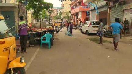 தண்டையார்பேட்டை: வண்ணாரப்பேட்டையில் நாய் பிடிக்கும் ஊழியர்களிடம், அனைத்து நாய்களையும் பிடிக்கக்கோரி பொதுமக்கள் வாக்குவாதம் #localissue