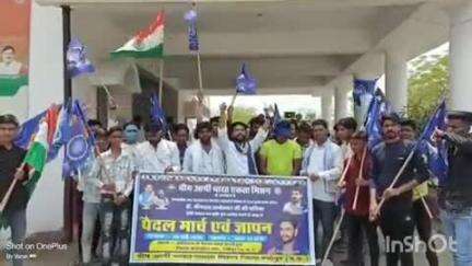 श्योपुर: कलेक्ट्रेट पर भीम आर्मी ने किया प्रदर्शन, ग्वालियर हाईकोर्ट में अंबेडकर प्रतिमा लगाने की मांग हेतु दिया ज्ञापन