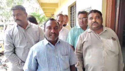ಜಮಖಂಡಿ: ದೌರ್ಜನ್ಯ ಆರೋಪ, ನಗರದ ಟಿಎಪಿಸಿಎಂಎಸ್ ಆಡಳಿತ ಮಂಡಳಿ ವಿರುದ್ಧ ಸಿಬ್ಬಂದಿ ಪ್ರತಿಭಟನೆ