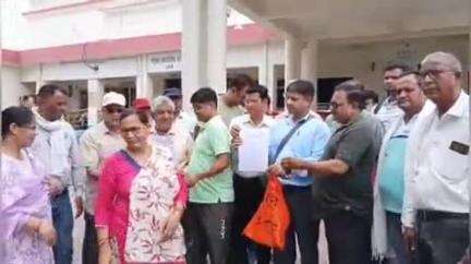 झांसी: सीपरी बाजार में ओम शांति अपार्टमेंट में बुकिंगकर्ताओं से भुगतान लेने के बाद निर्माण न होने का लगा आरोप, DM से हुई शिकायत