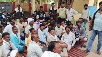 कौंच: विकासखंड कार्यालय परिसर कोंच में सफाई कर्मचारियों ने ग्राम विकास अधिकारी के खिलाफ अभद्रता मामले में धरना दिया
