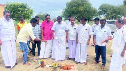 விளாத்திகுளம்: சின்னவநாயக்கன்பட்டி கிராமத்தில் MLA தலைமையில் ₹9.80 லட்சம் மதிப்பீட்டில் நியாய விலை கடை கட்டுவதற்கான அடிக்கல் நாட்டு விழா