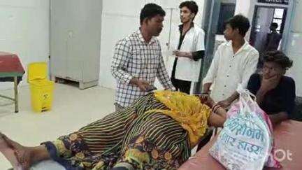 भभुआ: सकरी पेट्रोल पंप के पास अनियंत्रित बाइक से गिरकर पति-पत्नी घायल, सदर अस्पताल में इलाज जारी