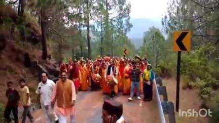 जोशियाड़ा: संग्राली गांव में शिव महापुराण कथा का शुभारंभ कलश यात्रा के साथ किया गया, 8 गांव की ध्याणियों का हुआ मिलन