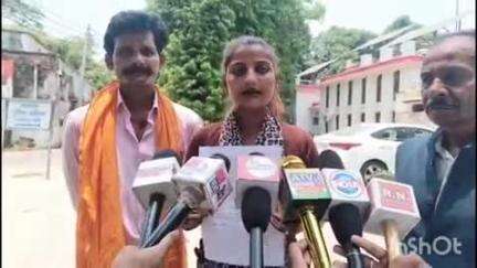 लखीमपुर: सोशल मीडिया पर रील बनाने वाली युवती ने यूट्यूब पर अश्लील कमेंट करने का आरोप लगाते हुए एसपी से की शिकायत