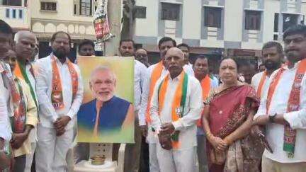 నిర్మల్: వానాకాలం సీజన్ పంటలకు మద్దతు ధరలపై హర్షం వ్యక్తం చేస్తూ జిల్లా కేంద్రంలో ప్రధాని మోడీ చిత్రపటానికి పాలాభిషేకం