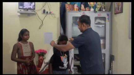चौपारण: जमुनियातरी: थाना प्रभारी अनुपम प्रकाश ने बिरहोर समुदाय की दो छात्राओं को किया सम्मानित