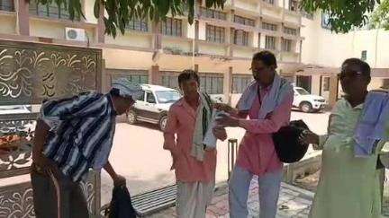 नरसिंहपुर: ₹1 लाख के कर्ज में डूबे आदिवासी किसान ने कलेक्टर से जमीन बेचने की अनुमति मांगी