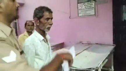 फतेहपुर: पनि मोहल्ले में अधेड़ ने खाखी पर लगाया मारपीट का आरोप, चौकी इंचार्ज ने कहा- HS का है अपराधी, मामला सदर कोतवाली का