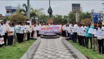 जालना: विविध मागण्यांसाठी जालन्यात गांधी चमन ते जिल्हाधिकारी कार्यालयापर्यंत शेतकऱ्यांची भव्य रॅली...