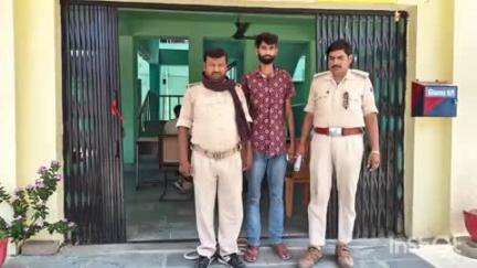 रामपुर: बड़कागांव में शराब पीकर हंगामा कर रहे एक व्यक्ति को डायल 112 पुलिस ने किया गिरफ्तार