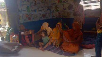 बथनाहा: रूपहरा आंगनबाड़ी केंद्र संख्या 142 पर 20 सूत्री अध्यक्ष ने किया निरीक्षण, टीएचआर में मिली अनियमितता