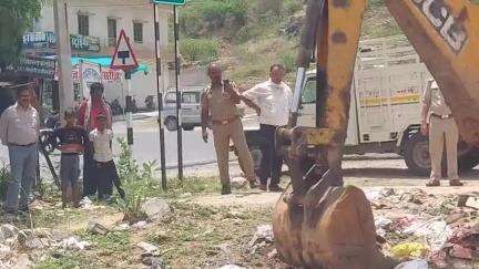 सुमेरपुर: सुमेरपुर में आबकारी विभाग व पुलिस प्रशासन की देखरेख में 23 मामलों में जप्त करीब 700 लीटर शराब को किया गया नष्ट