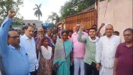 आदित्यपुर गम्हरिया: RD रबर रिक्लेम रिफ्रैक्टरीज में हड़ताल पर बैठे मजदूरों से मिलीं सिंहभुम सांसद, न्याय दिलाने का लिया संकल्प