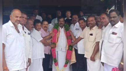 பாலக்கோடு: திமுக அலுவலகம் முன்பு புதியதாக நியமிக்கப்பட்ட திமுக தெற்கு ஒன்றிய பொறுப்பாளராக ஆனந்தனுக்கு தொண்டர்கள் உற்சாக வரவேற்பு