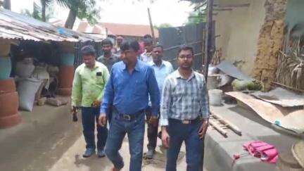 হবিবপুর: পেড়াপুরে বাড়ির পাশে ডোবায় পড়ে ১৭ মাসের এক শিশুর মৃত্যুর ঘটনায়,তার পরিবারবর্গের সঙ্গে দেখা করলেন আদিবাসী TMC নেতৃত্ব
