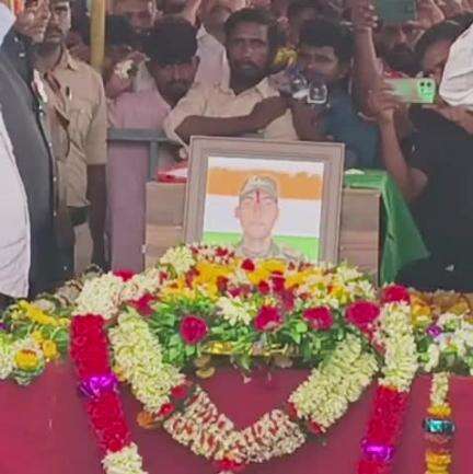 ಬಾದಾಮಿ: ಚಿಂಚಲಕಟ್ಟಿ ಗ್ರಾಮದಲ್ಲಿ ಸಕಲ ಸರ್ಕಾರಿ ಗೌರವಗಳೊಂದಿಗೆ ನೆರವೇರಿಸದ ಯೋಧನ ಅಂತ್ಯಕ್ರಿಯೆ